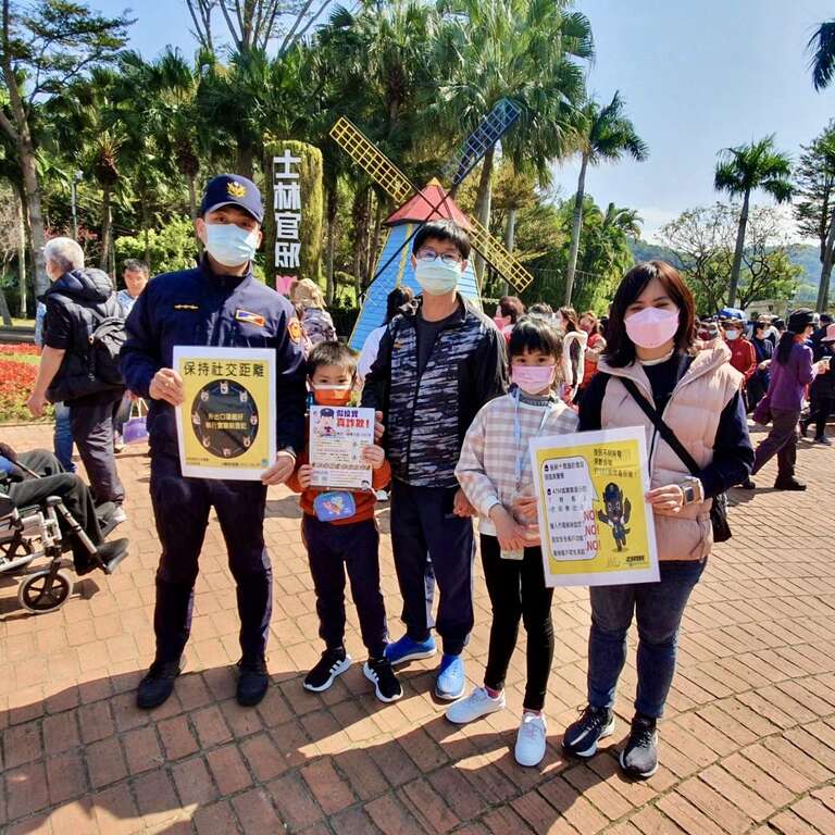 士林官邸郁金香花海微旅行，保大警「鸽」伴游宣导防疫、反诈骗及廉洁反贿络等犯罪预防工作。欢迎民众前往参观