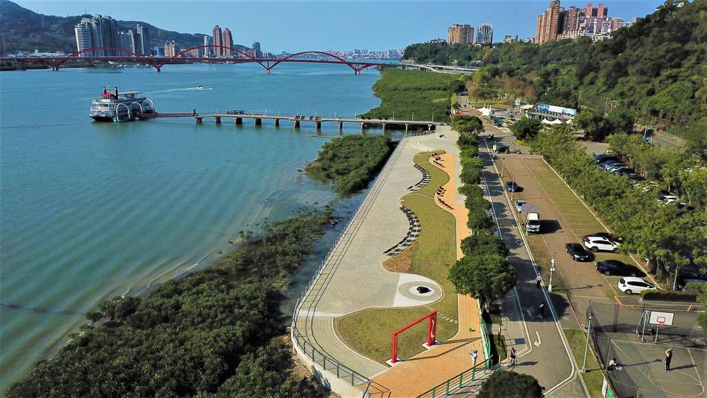 提供游客崭新的河岸休憩空间