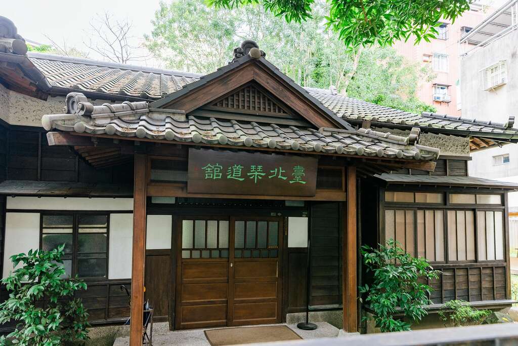 台北琴道馆外观有木栅格纹装饰的三角形山墙，外观极为精致，已被画为古蹟。(摄影／Jimmy Yang)