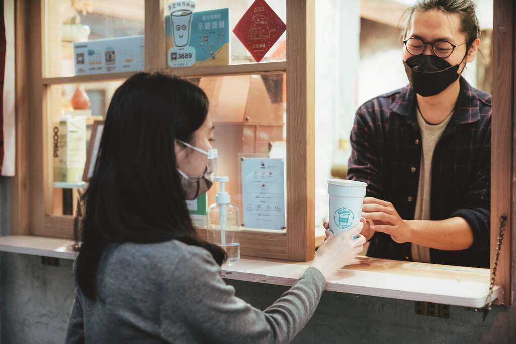 以外帶消費為主的咖啡店，利用循環杯盛裝飲料，減塑又便利。(攝影 ／ 張晋瑞)