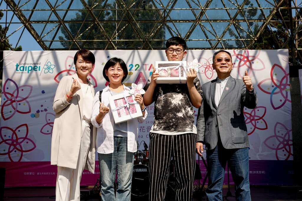 现场抽出两位幸运民众获得杜鹃花季限量商品。