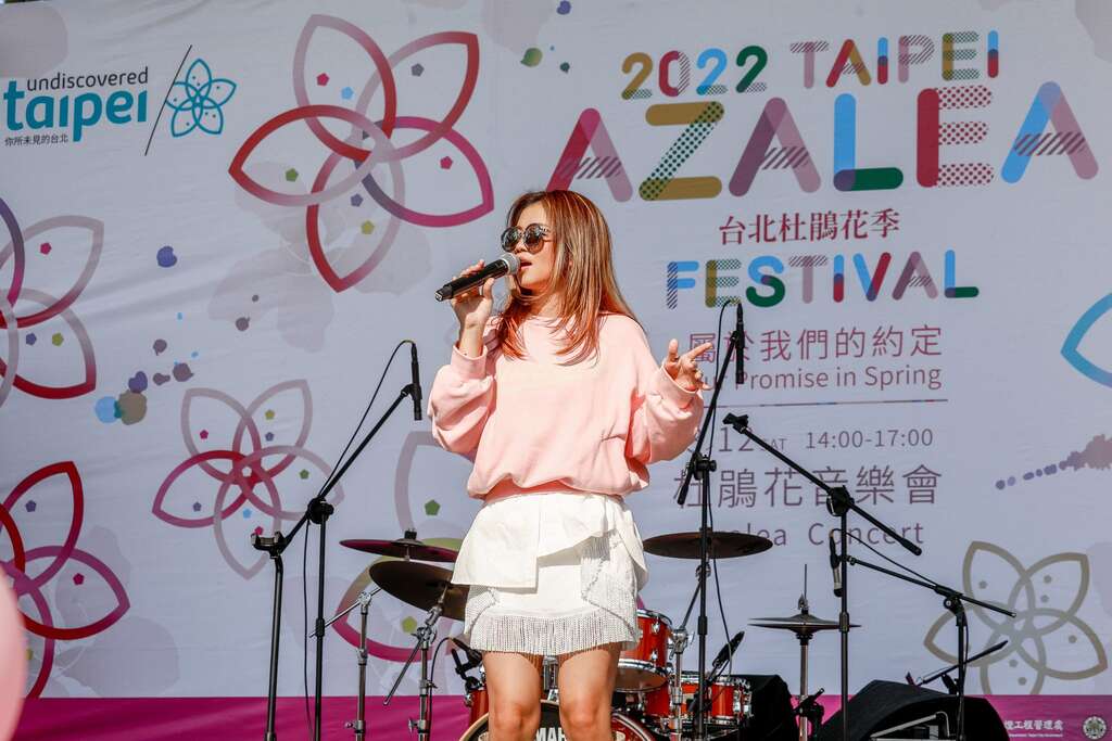 现场民众沈醉於金曲谜样新人?te坏特歌声。