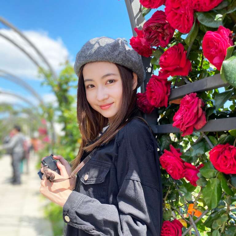 蔓玫拱门搭配蓝天、白云，轻松拍出IG美照。