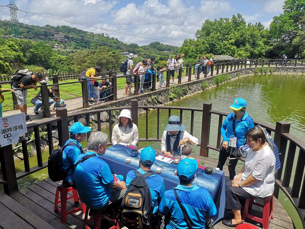 民众於彩云亭喝茶，享受猫空山林水景风光。