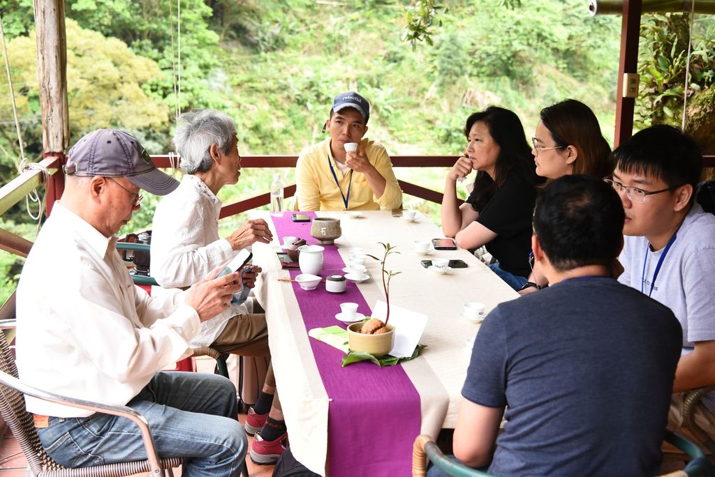 專業茶師與民眾對話交流，分享喝茶禮儀及品茗知識。