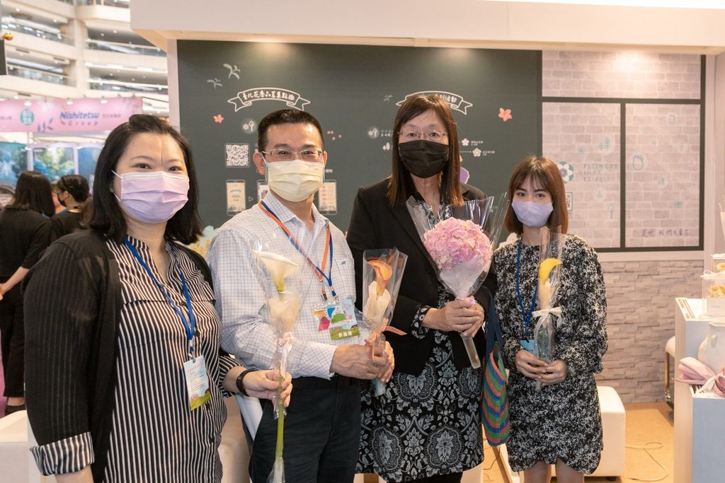 台北馆现场不仅贩售新鲜绣球花还有海芋，更推出花季限量行程及茶香限量优惠，欢迎民众一边逛展一边享好康