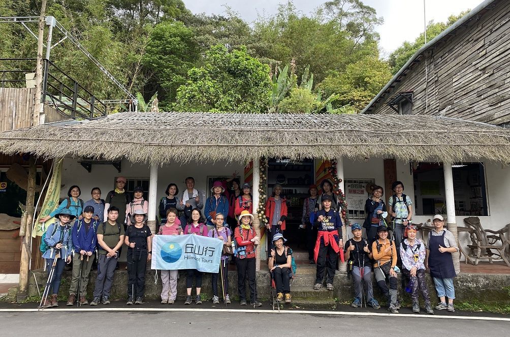 台北大纵走第四段体验活动还有专业登山旅行社针对「热爱山林派」规划全程约16公里路线，午餐抵达金牌农村白石湖社区，享用以社区区花「桃金娘」及「草莓」入菜的特色佳肴美味。