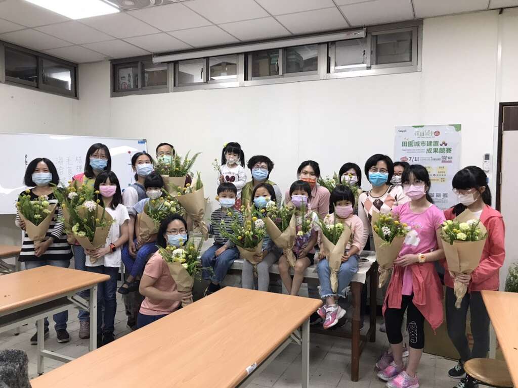 萤火虫DIY课程受大小朋友的喜爱