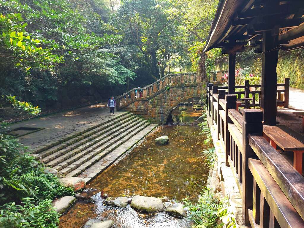 砌石阶梯、平台及凉亭