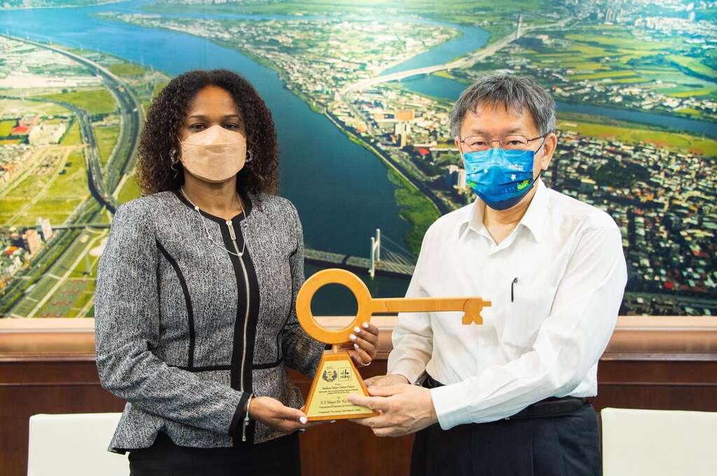 Mayor Ko receives the city key of Belmopan from the ambassador of Belize.