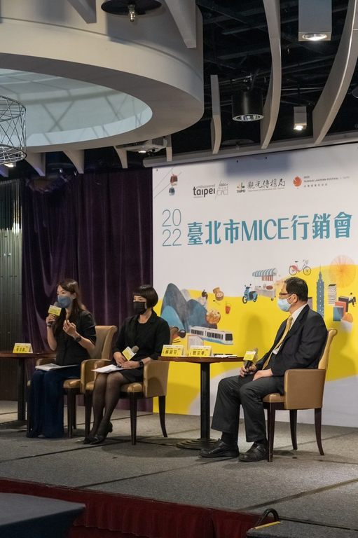 講者透過專題座談分享「台灣企業的疫後旅遊思維」