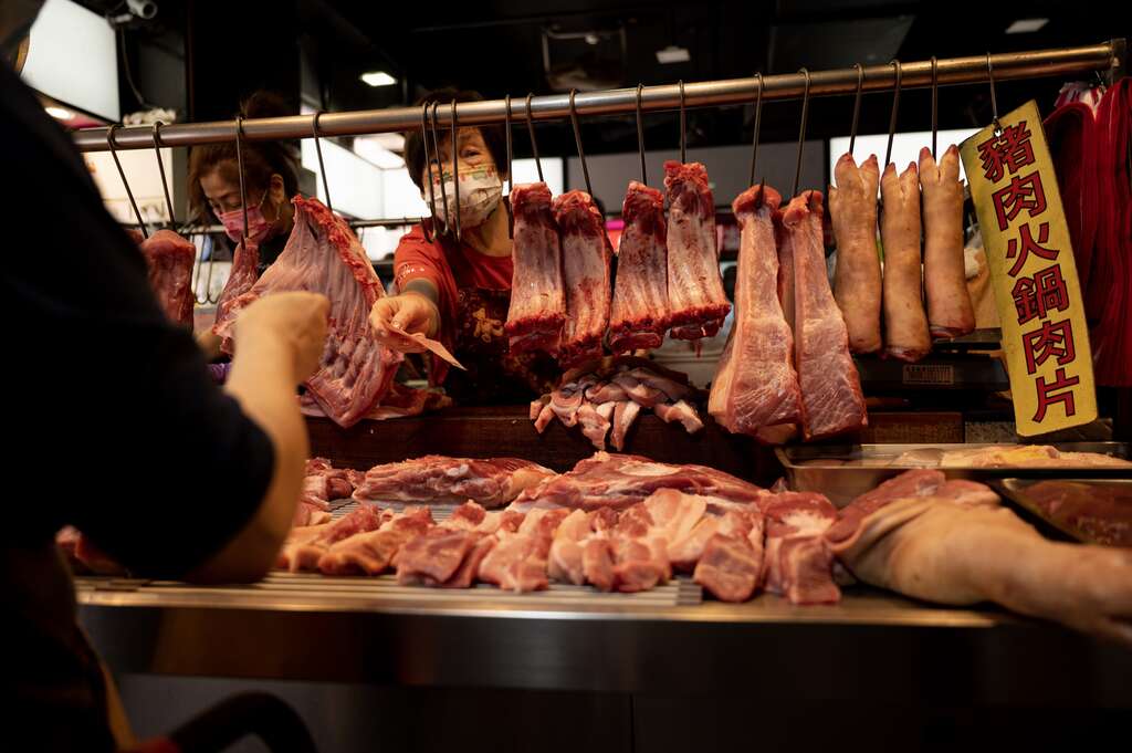施俊宇习惯到中仑市场的肉品店，挑选需要的肉品部位。（摄影／黄政达）