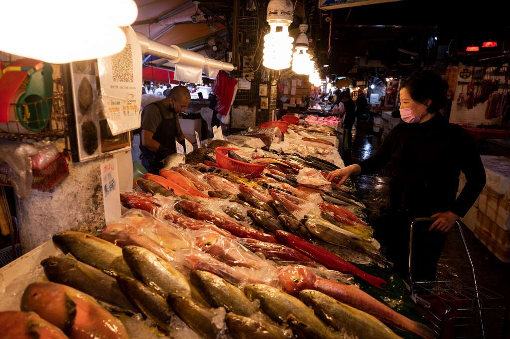 在滨江市场可见各式海鲜，有时还能找到稀有渔获。（摄影／陈冠凯）
