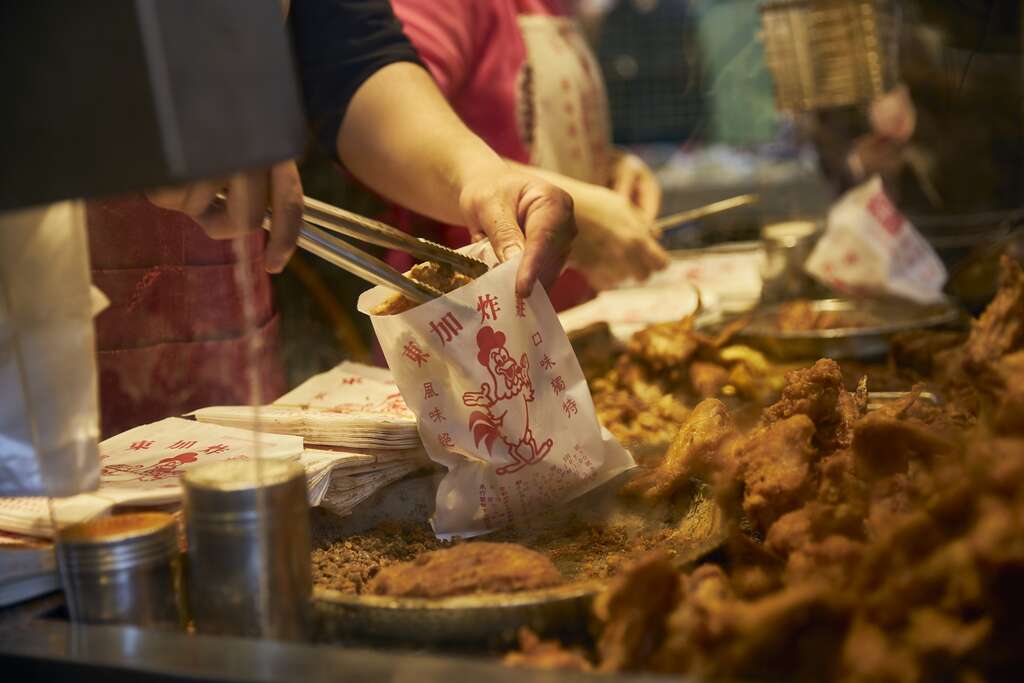 永春市場炸物攤所販賣的熟食，可以作為上班族的午後點心，也能為下班後的餐桌增色。（攝影／黃政達）