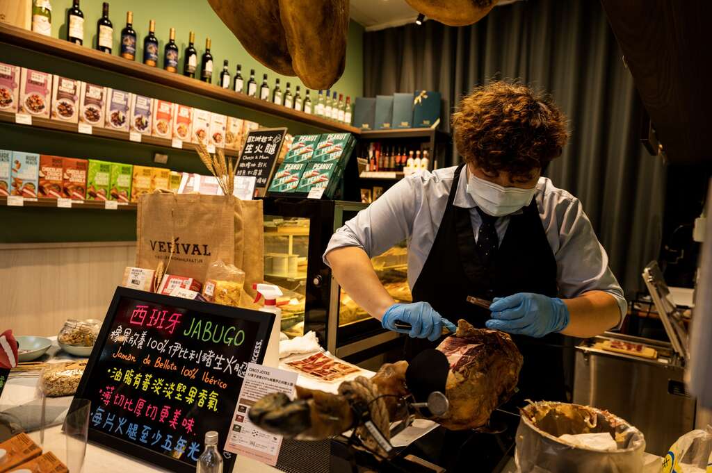 士東市場內有專賣歐美食材的商家，可輕鬆為餐食增添異國滋味。（攝影／陳冠凱）