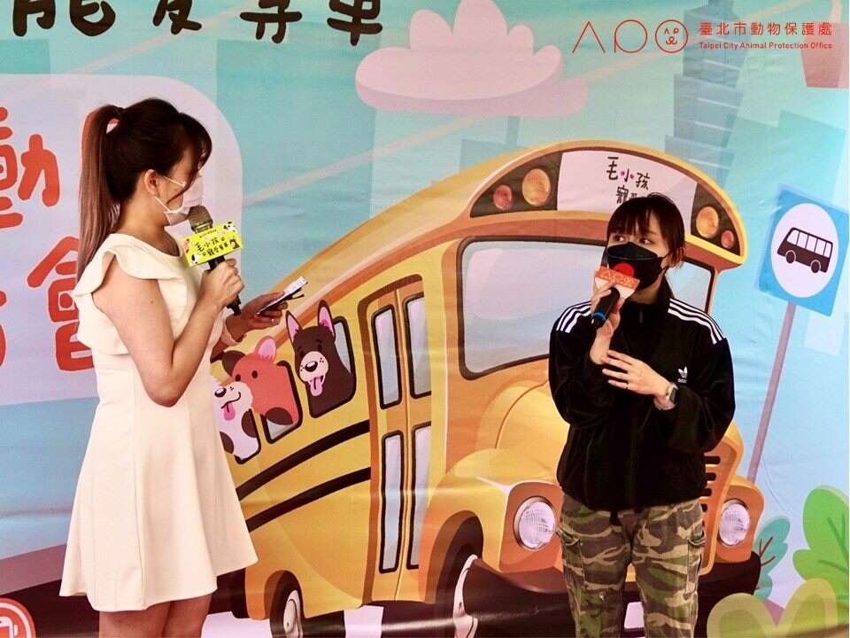 台北市动物之家李薇训练师於记者会讲解认养动物前注意事项，以建立正确动物保护理念