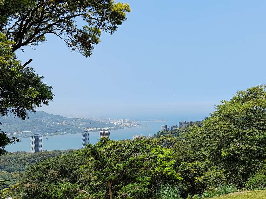 枫丹白露步道眺望淡水河口景观