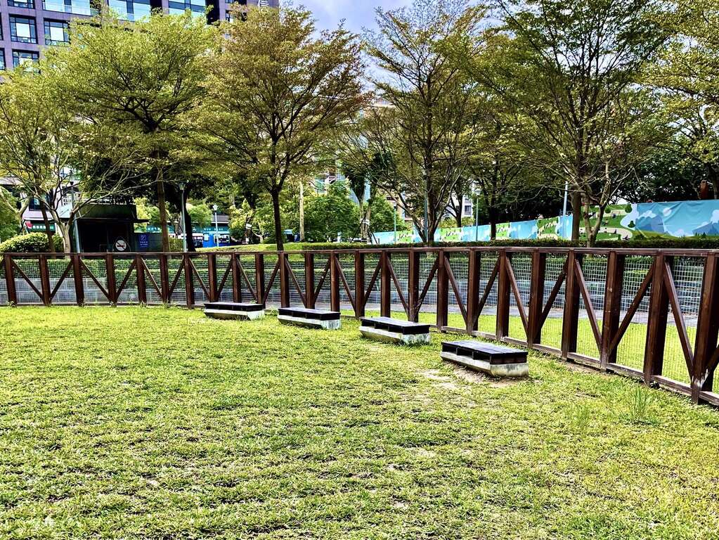 信义广场狗活动区位居台北101大楼及多家百货公司间，提供饲主携带犬只出游更多便利性