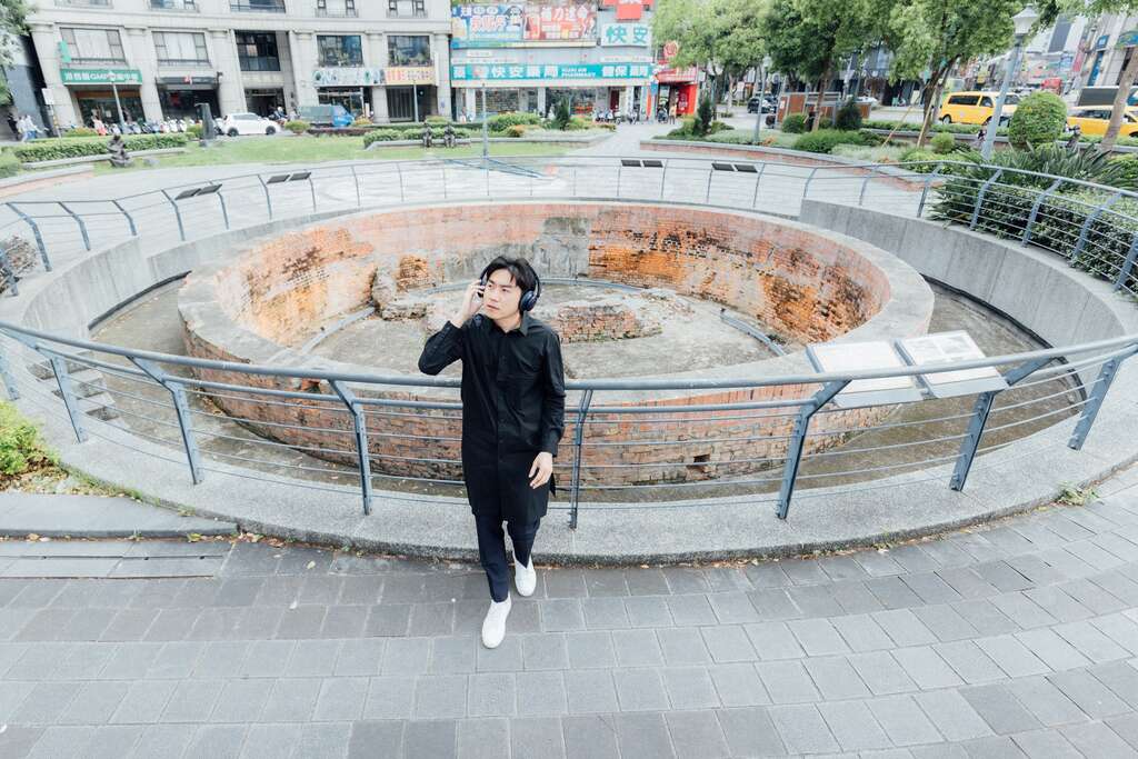梁浩軒在策展過程中，發現建成圓環曾為歌手傳唱地，可說是台北重要的音樂地標。（攝影／林冠良）