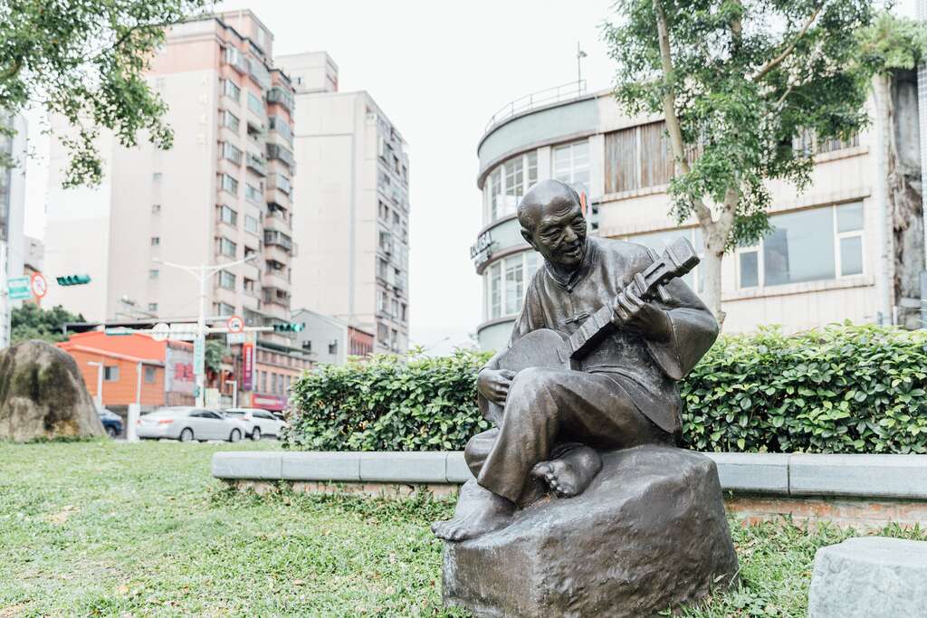 台北街头埋藏许多音乐地景，像是建成圆环广场上的〈八音〉、〈思想起〉等雕像，述说着台北流行音乐的往日故事。（摄影／林冠良）