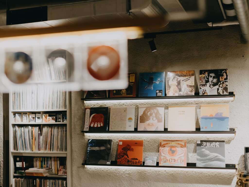 「聲色SOUNDS GOOD」展出主理人收藏的黑膠唱片，讓消費者在享用咖啡之餘，也能從各式收藏感受音樂的魅力。（圖／ 聲色SOUNDS GOOD，許哲瑋拍攝）