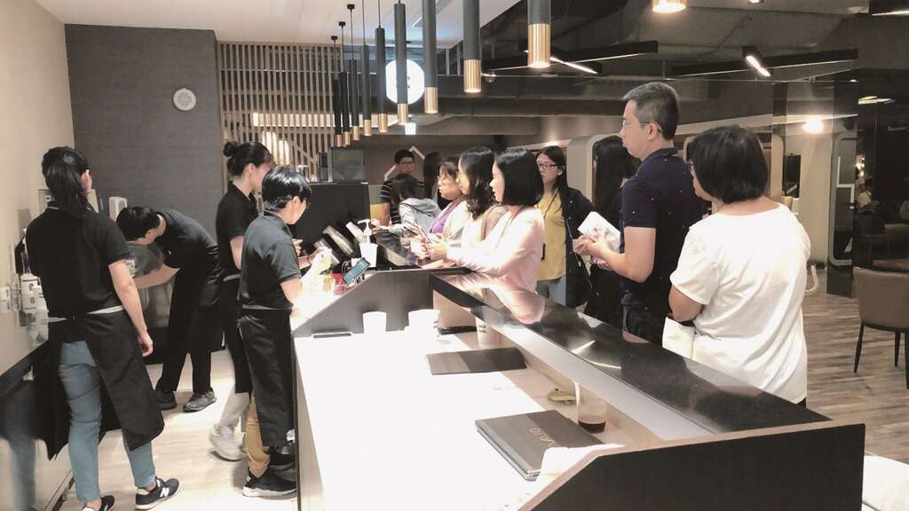 會員訂閱制的咖啡業者抓準上班族客群，進駐辦公大樓，提供新型態的咖啡消費模式。（圖／ Knock Knock coffee）