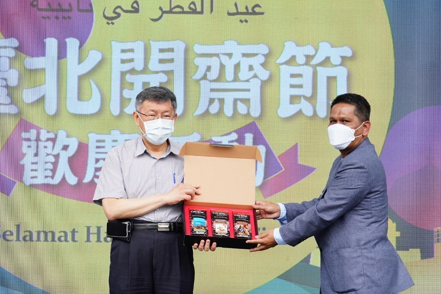 駐臺北印尼經濟貿易代表處副代表Mr.Zulmartinof與市長柯文哲互贈禮物。