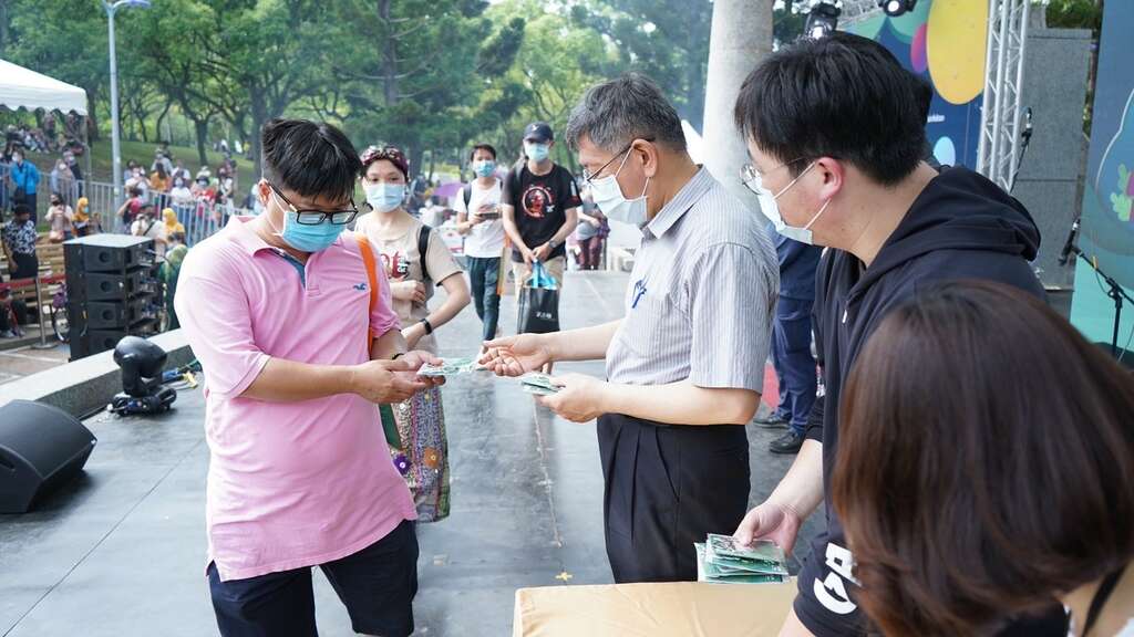 北市府特別製作清真寺造型悠遊卡送給現場民眾。
