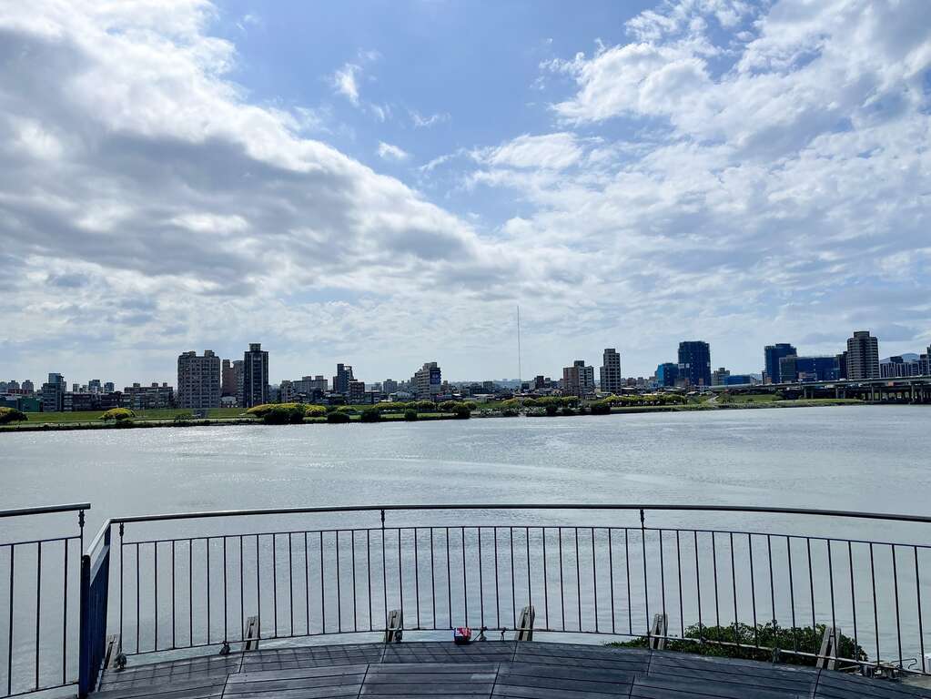 迪化休閒運動公園大地重現陸橋上欣賞波光粼粼的淡水河美景