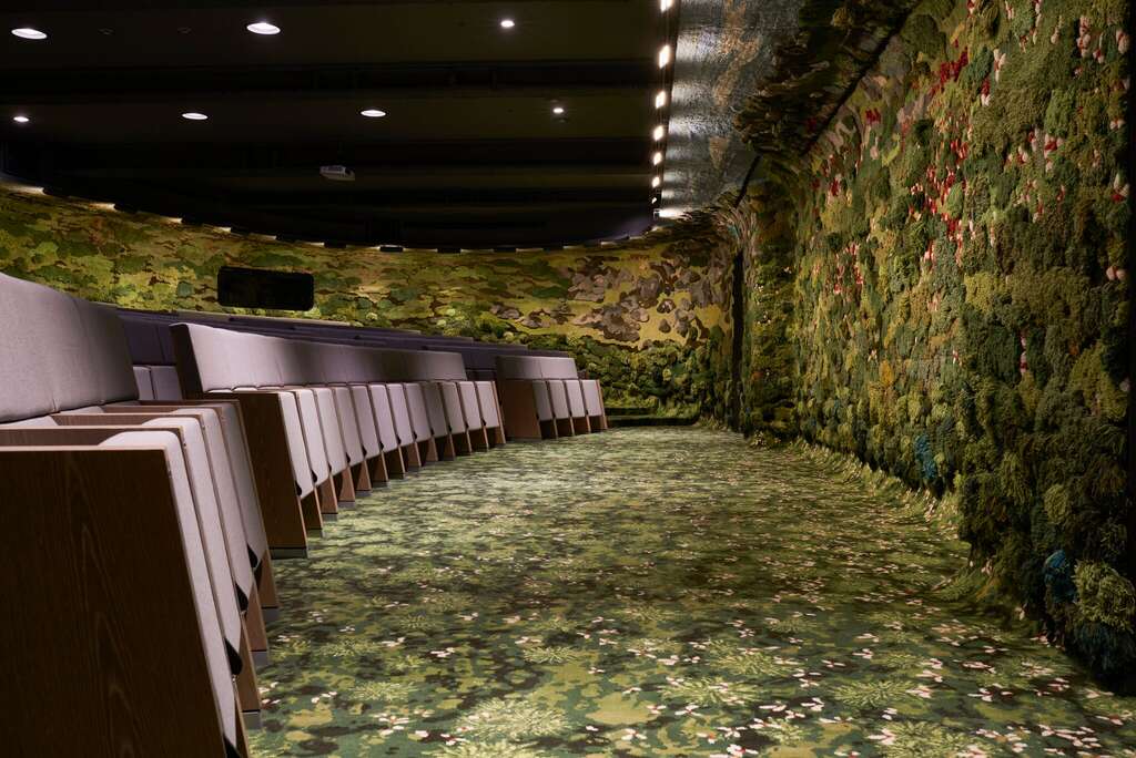 右：「忠泰講廳JUT HALL」以阿根廷織品藝術家亞歷山德拉・克哈約格作品布置。（圖／忠泰集團）