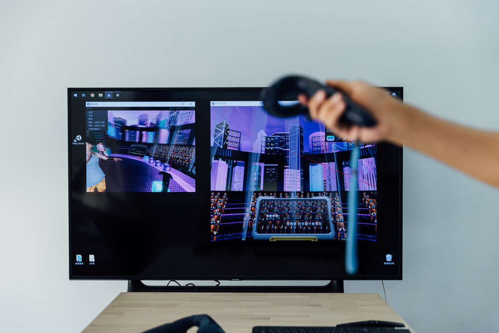 虛擬科技帶來新的歡唱體驗,當人們戴上VR 頭顯、按下手持裝置,便可登上虛擬舞台。(圖/ FIG CREATIVE 蕪花菓創意)