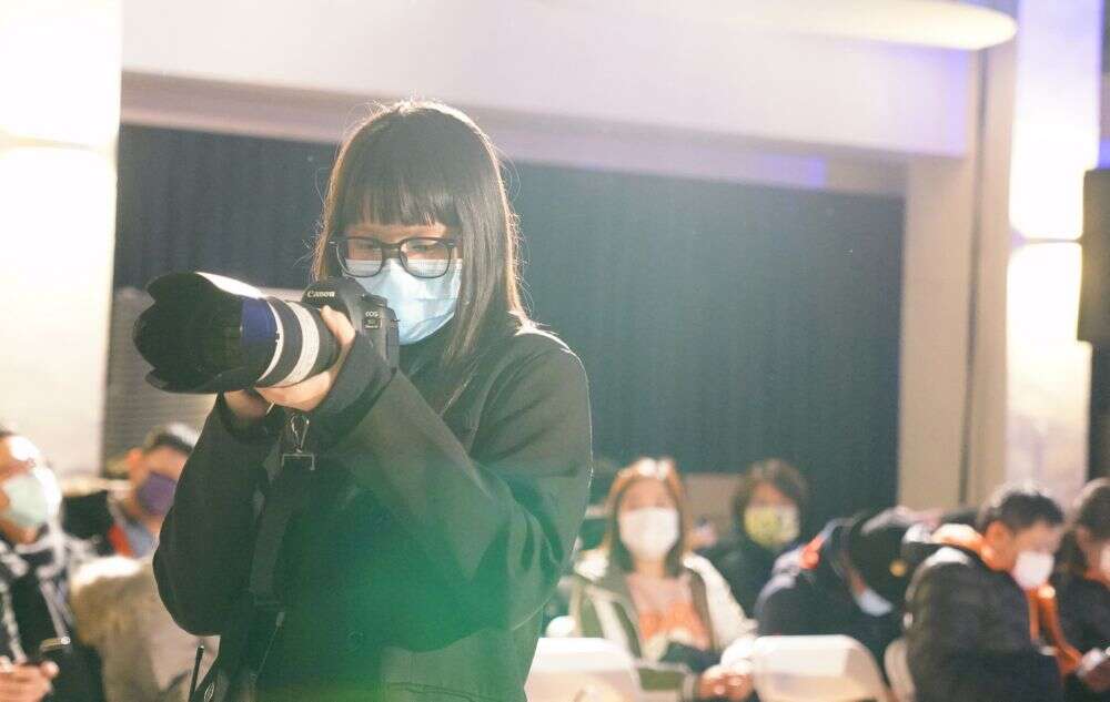 展覽以攝影作品為主軸，捕捉了青春學子專注自信的神情。