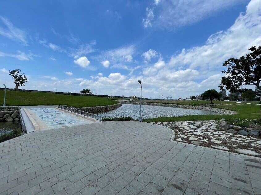 美堤河濱自然親水灣可遠眺大直橋、圓山大飯店