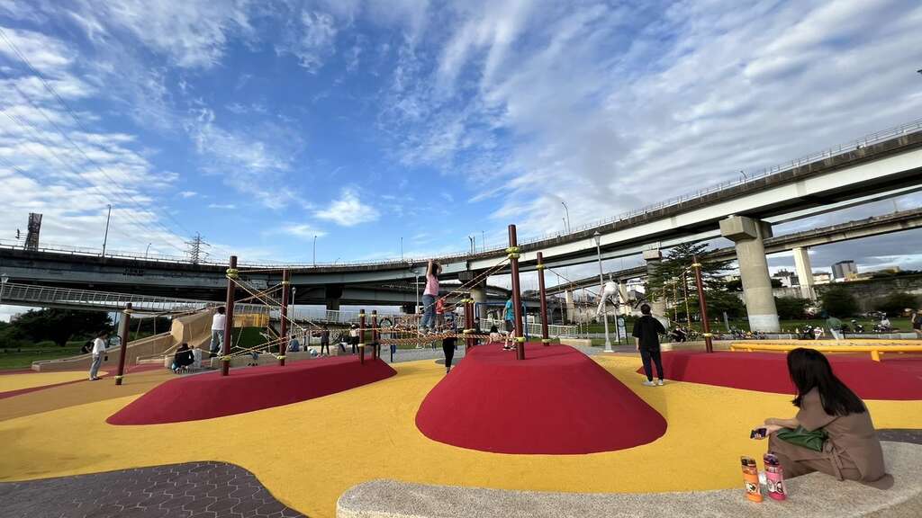 雙園河濱公園兒童遊戲場融入在地雁鴨元素與生態結合