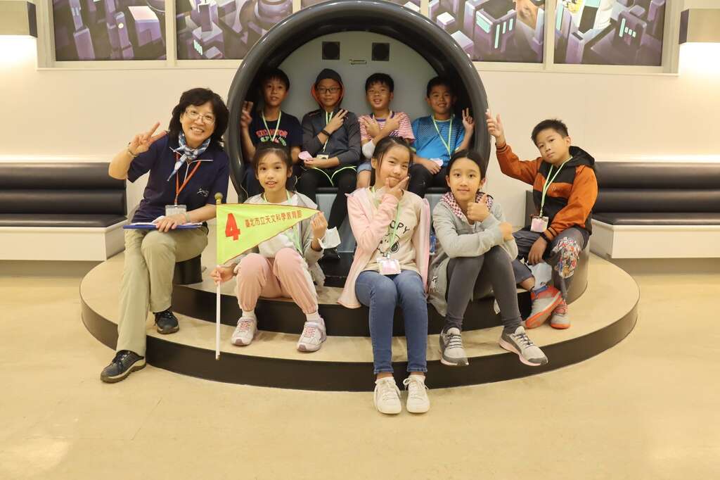 搭乘宇宙探险车