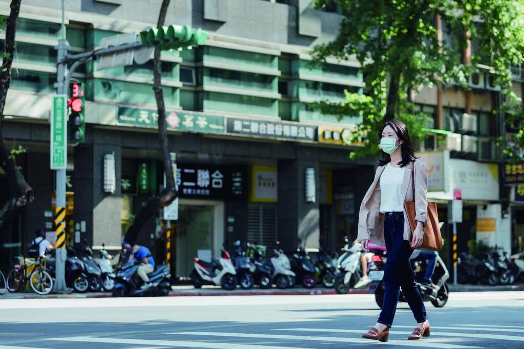 在漫长的职涯中，人们应定期审视工作现况、适时重整脚步，才能厘清方向，踏出更稳的职场下一步。（摄影／林冠良）