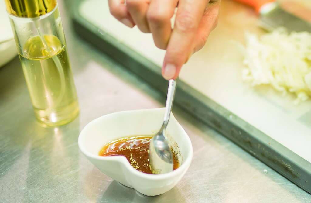 調料是讓沙拉美味更升級的關鍵。（攝影／莊智淵）