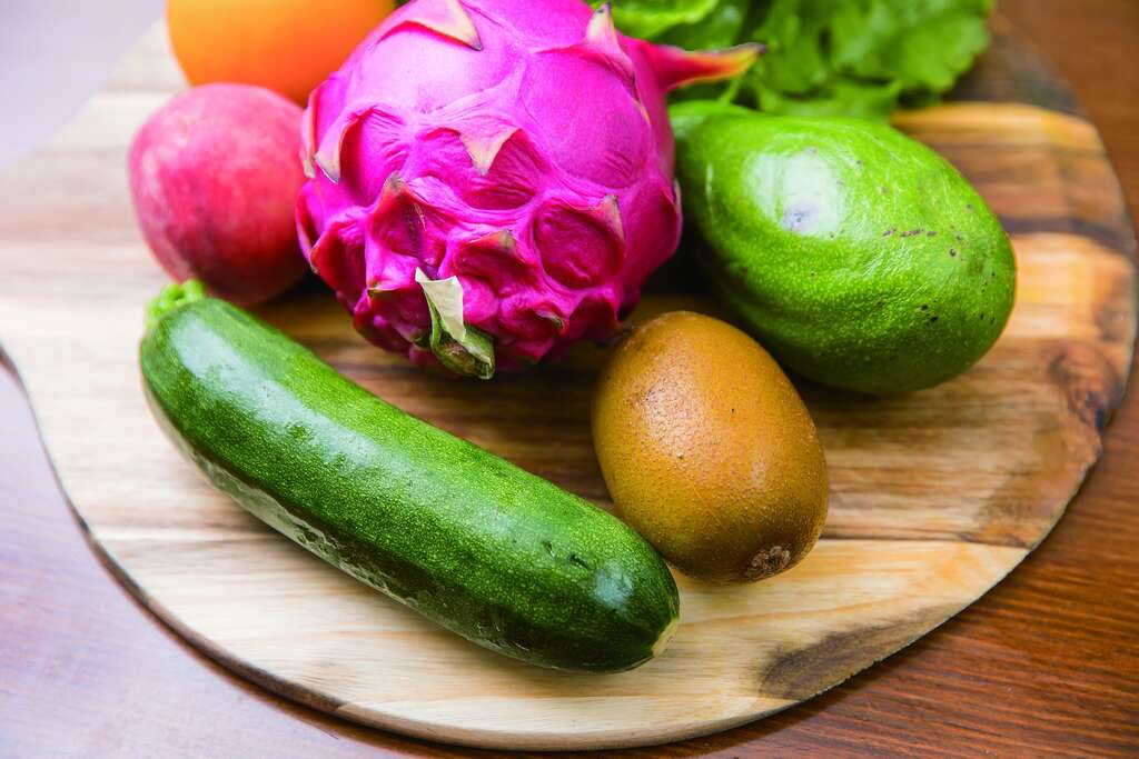 蔡清淵建議沙拉食材可多選用當季蔬果，並且盡可能使用色彩繽紛的組合，以攝取到各種營養。（攝影／莊智淵）
