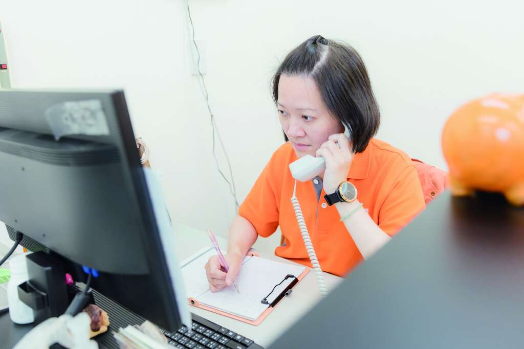 个案管理员需全面了解个案状况，并居中媒合居服员提供照护服务。（摄影／林冠良）