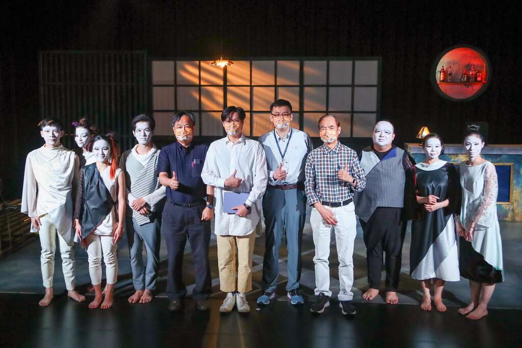 记者会来宾与《之间》演员合影