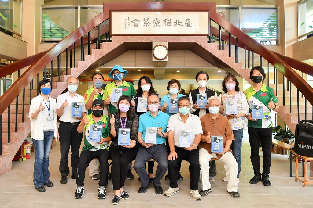 圖1-北市觀傳局李麗珠副局長、產業局與在地里長偕同貓空商圈代表及相關團體，舉行「臺北貓空茶會」掛匾儀式。