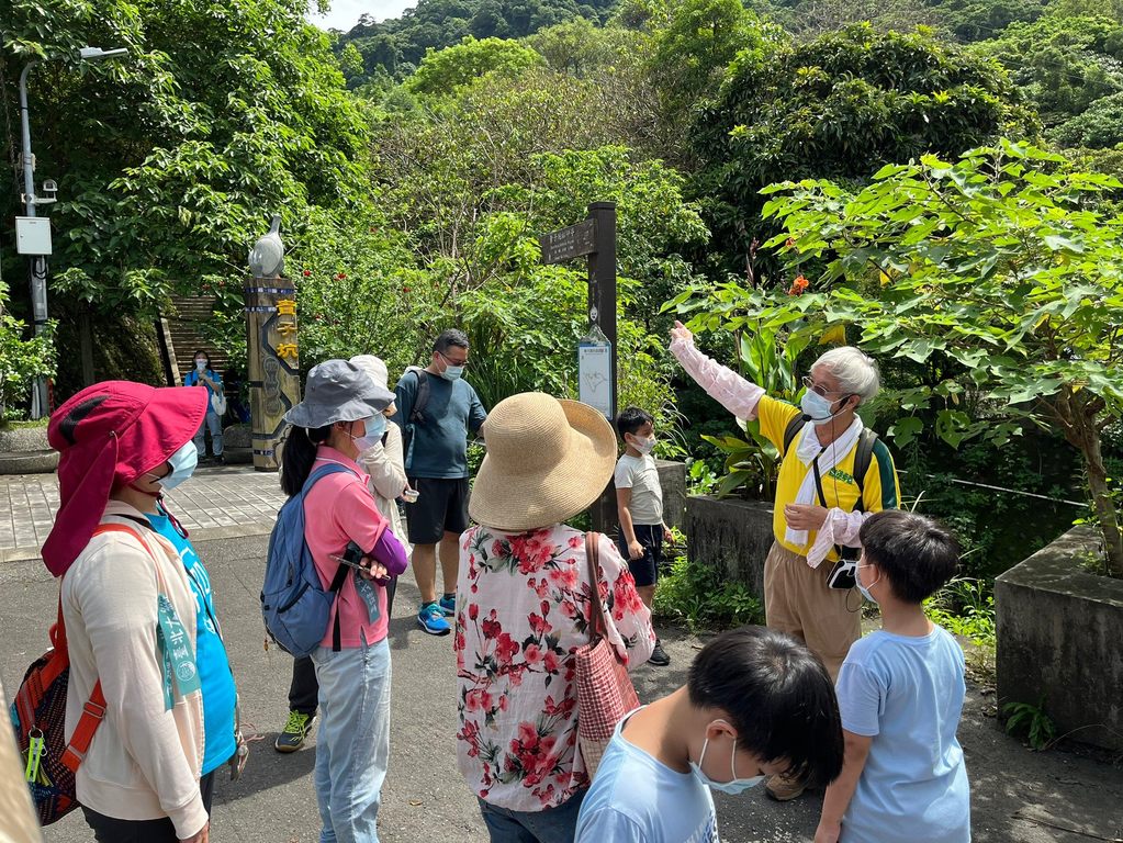 台北大纵走活动邀请专业导览老师，为民众解说贵子坑亲山步道的生态及历史。