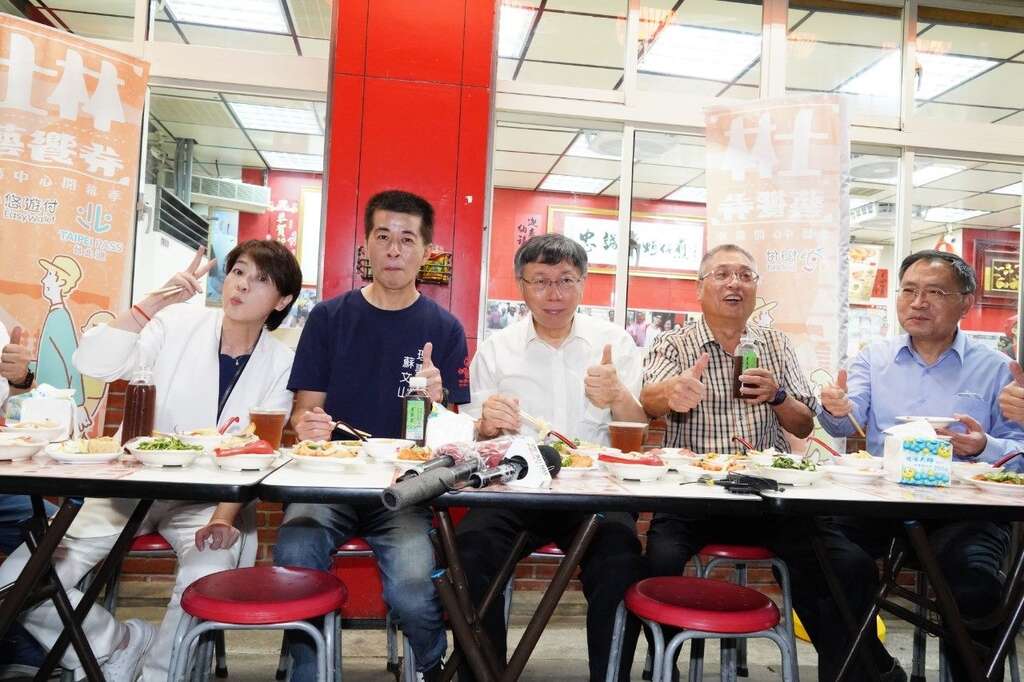 大家一同品嚐士林美食(圖片來源：臺北市政府秘書處媒體事務組)