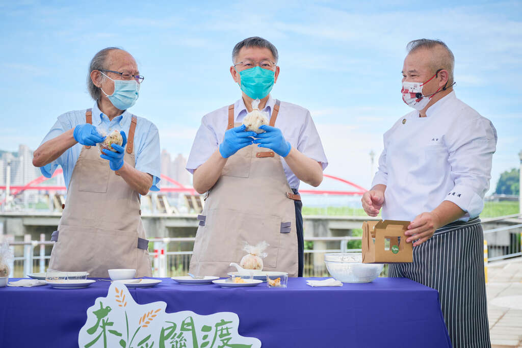 市长柯文哲与关渡宫董事长陈玉坤利用在地稻米DIY饭团。(图片来源:台北市政府观光传播局)