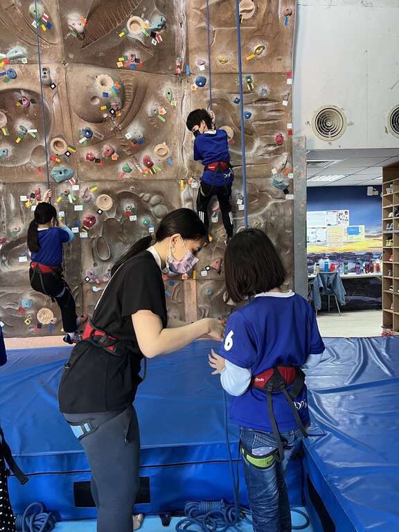 台北市青发处攀岩场结合OT案的民间资源，7月起重磅推出「亲子友善月」活动，让每位大小朋友们都能用平日的优惠价格享受上攀体验。(图片来源：台北市青少年发展处)