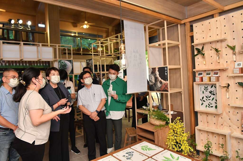 木柵青農解說茶山塾策展內容。(圖片來源：臺北市政府產業發展局)