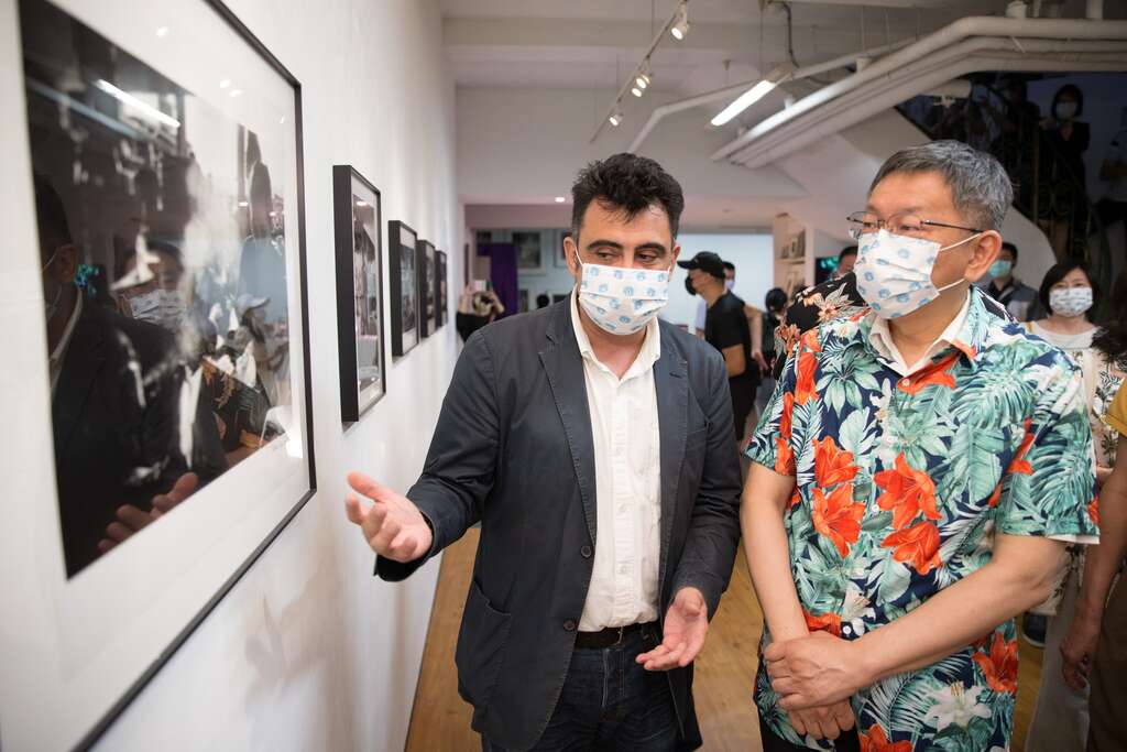 法国摄影师余白与柯市长分享镜头下的台北之美(图片来源：台北市政府文化局)
