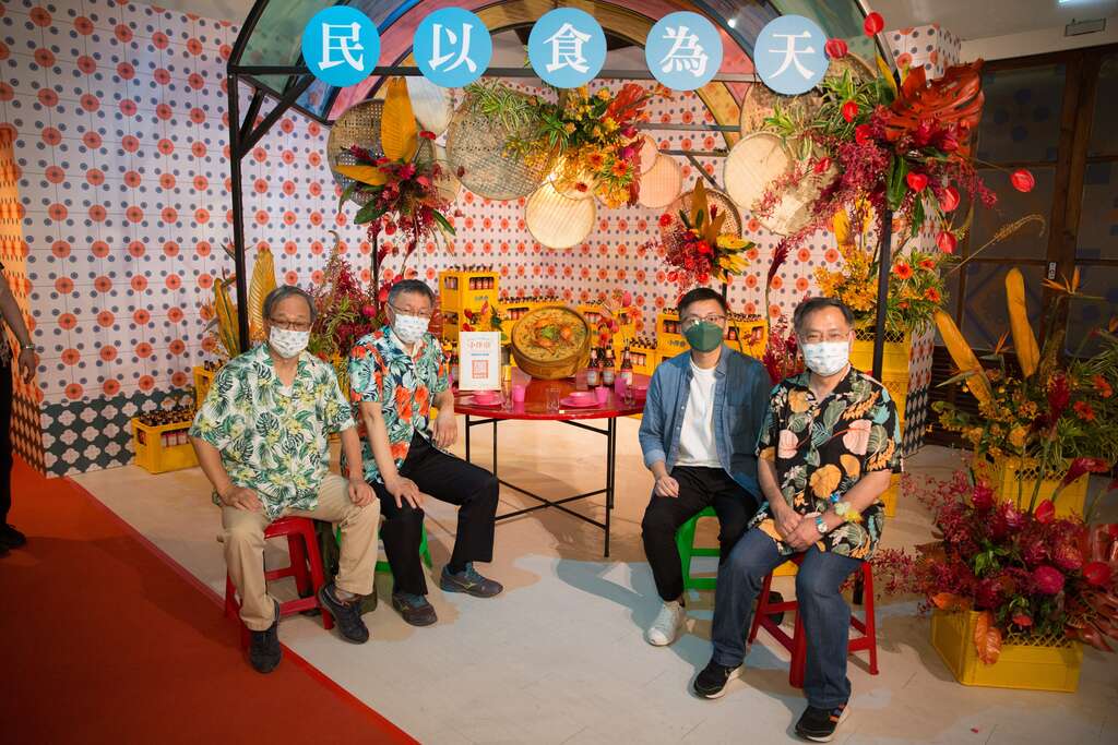 柯文哲市长体验《新台式食戏酒宴》小伴桌：初见(右起皮尔森创意执行长Eddie、柯文哲市长、蔡炳坤副市长、文基会李远董事长)(图片来源：台北市政府文化局)