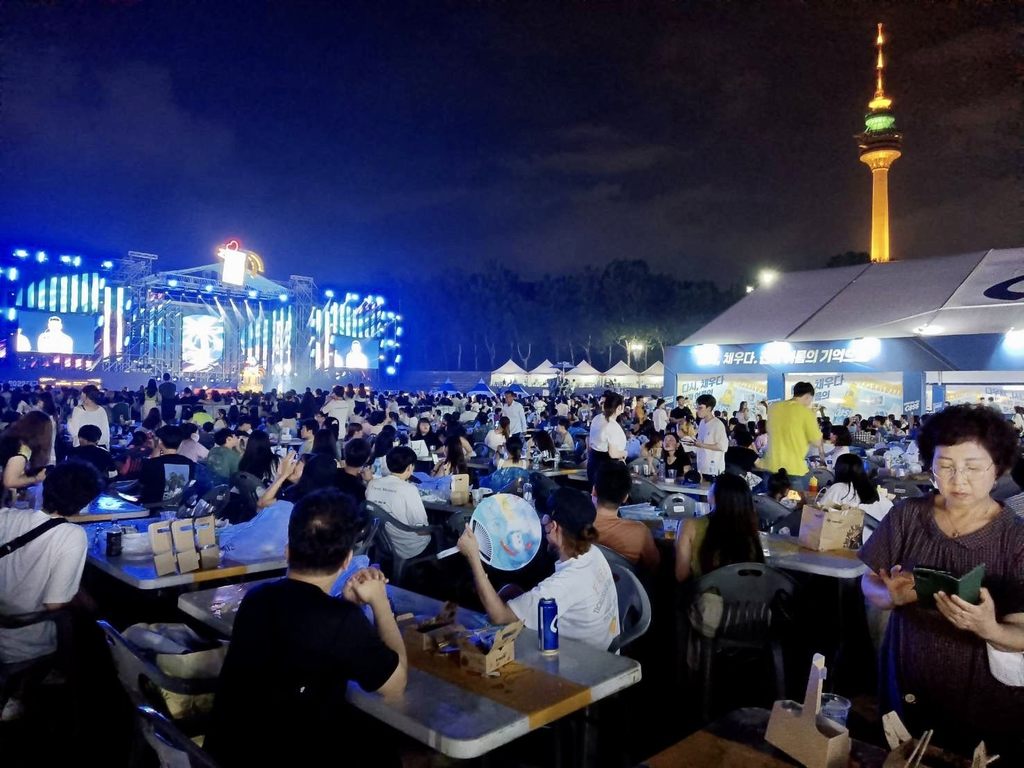 韩国大邱炸鸡啤酒节现场活动内容精彩可期，现场民众热情参与人声鼎沸