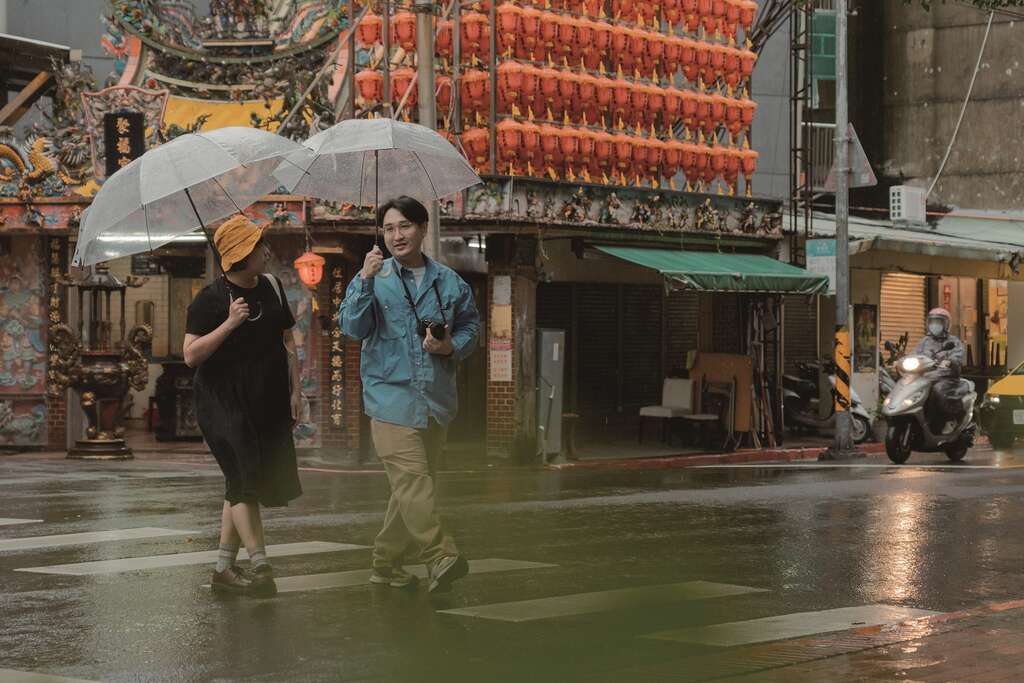 周盈君（左）与廖翊丞（右）透过实地观察找出加蚋仔当地独有的风土人文。（摄影／彭柏璋）